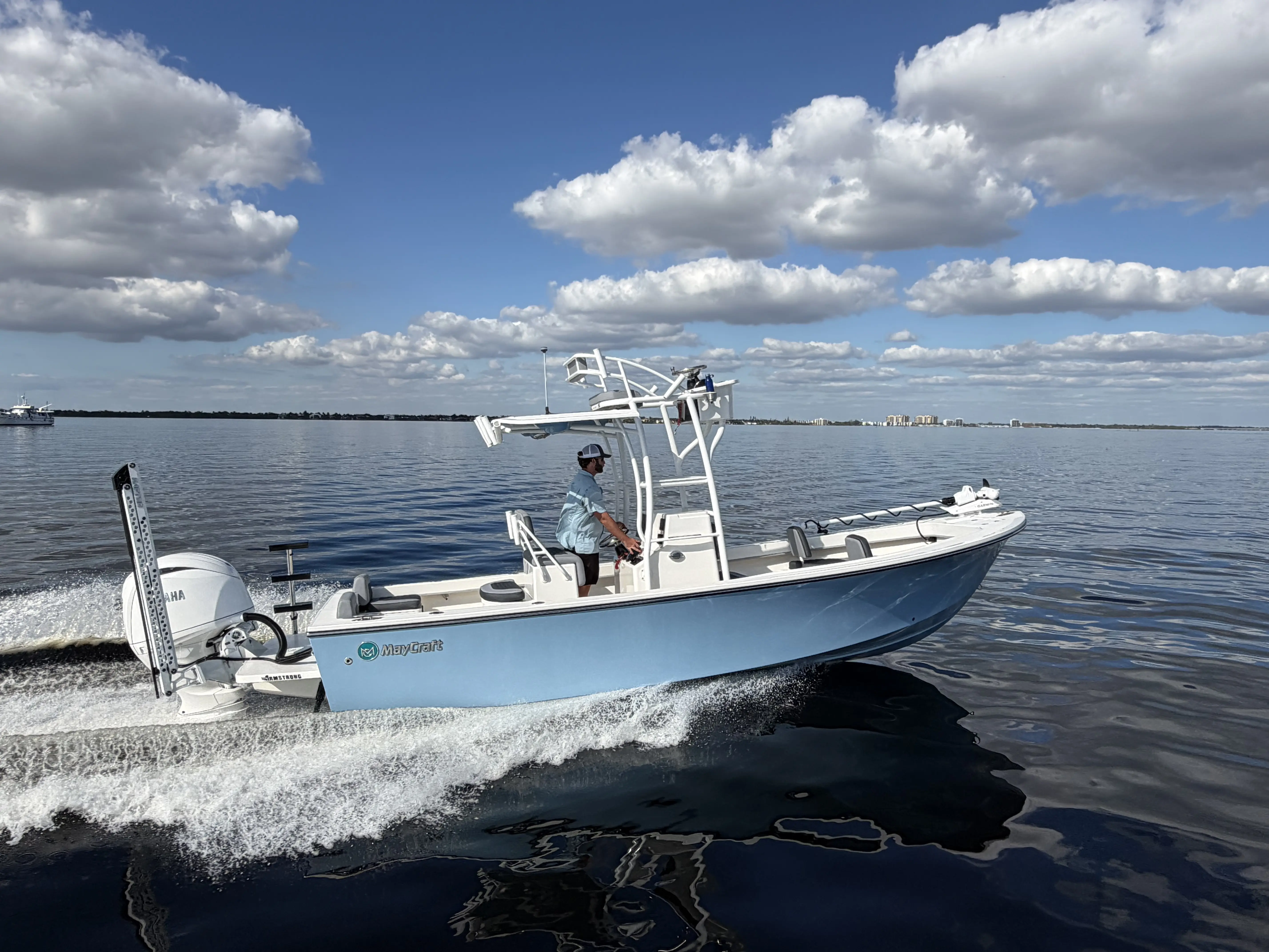 238 Offshore CC exterior